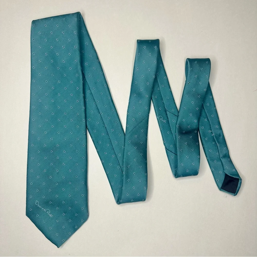 Vintage OSCAR de la RENTA Signature Embroidered Aqua Patterned Silk Classic Tie